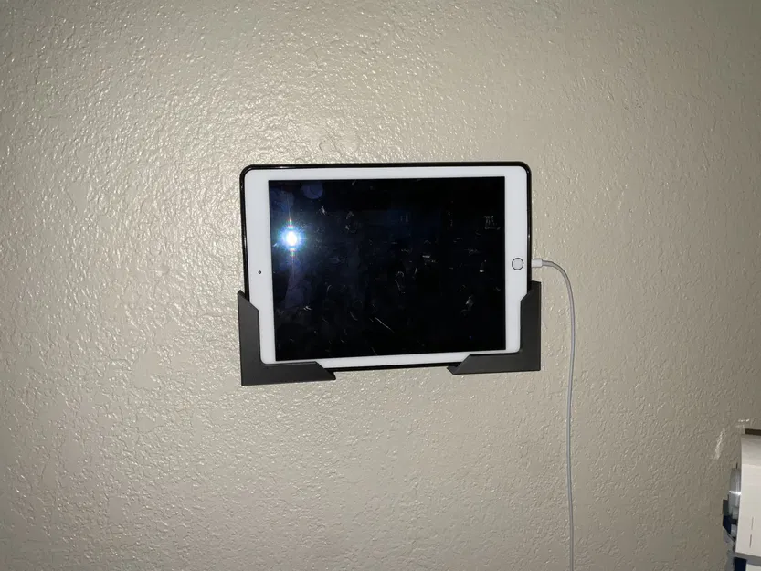 Giá đỡ treo tường cho iPad Air 2 với thiết kế vừa vặn - Image 1