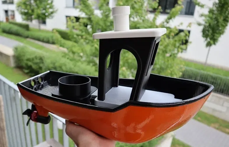 Tàu kéo RC Benchy trang bị động cơ drone - Image 4