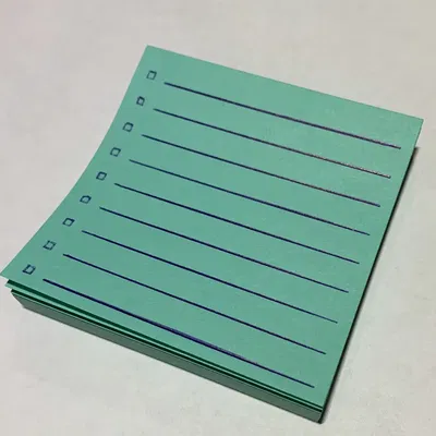 Bảng kiểm tra Post-It với ô vuông đánh dấu