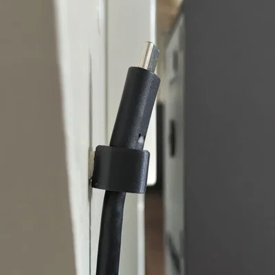 Giá đỡ cáp nhỏ gọn dùng keo dán