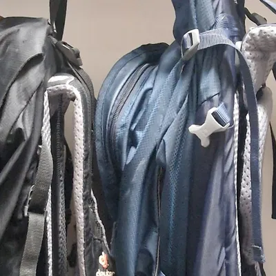 Móc treo ba lô thiết kế tối giản cho không gian tiết kiệm