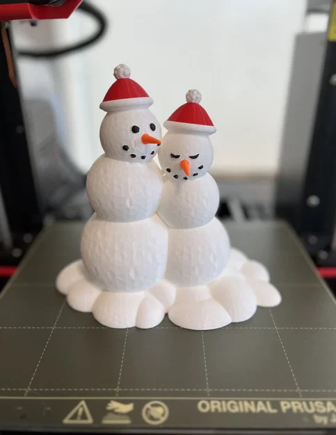 Cặp đôi tuyết ôm nhau ấm áp trong mùa Giáng sinh - Image 1