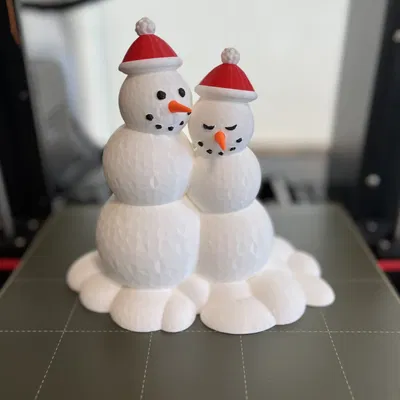 Cặp đôi tuyết ôm nhau ấm áp trong mùa Giáng sinh