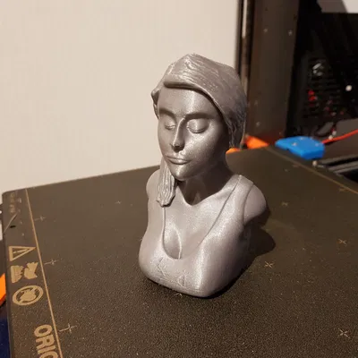 Tượng phụ nữ đơn giản với hỗ trợ cho cằm