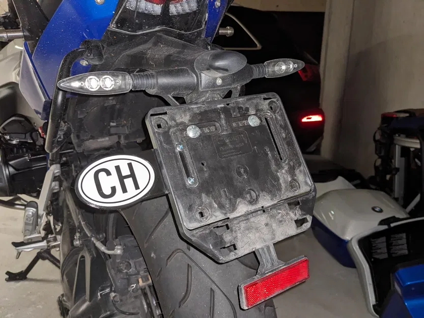 Giá đỡ biểu tượng quốc gia cho xe máy tại Thụy Sĩ - Image 2