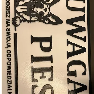 Biển báo "Uwaga Pies" cho cổng ra vào