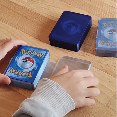 Hộp đựng thẻ Pokemon với thiết kế bền và trong suốt