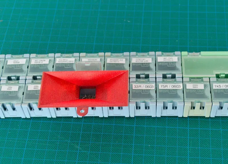 Phễu hình chữ nhật không đối xứng cho hộp linh kiện - Image 1