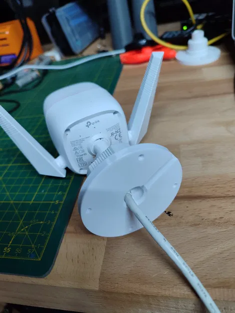 Giá đỡ TP-Link Tapo C320WS với thiết kế dây bên cạnh - Image 3