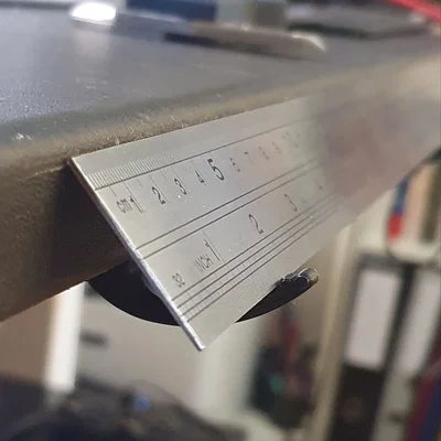 Giá đỡ thước kẻ để bàn tiện lợi