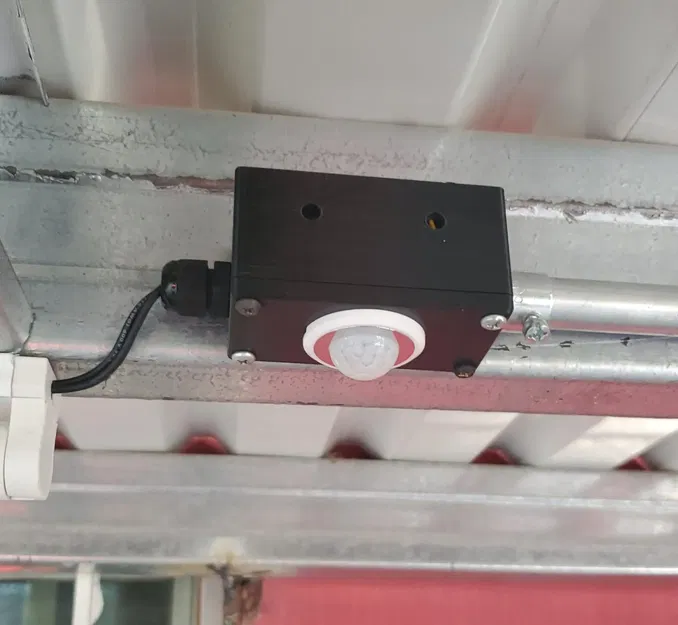 Hộp điện nhỏ cho cảm biến PIR 110v - Image 1