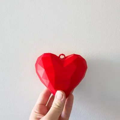 Móc khóa trái tim phong cách low poly cho ngày Valentine