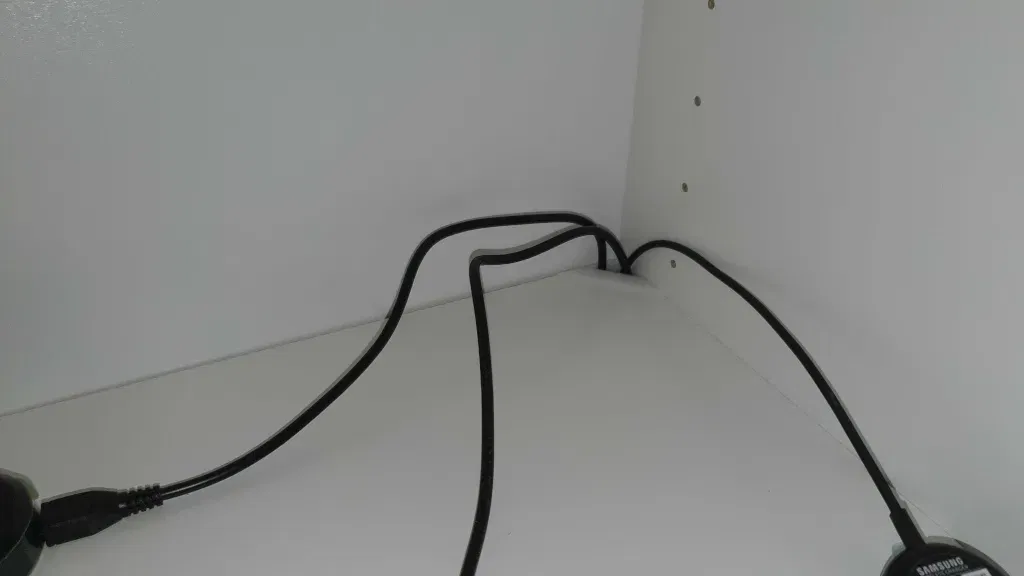 Kệ sách Ikea Billy với góc cắt cho dây điện - Image 1