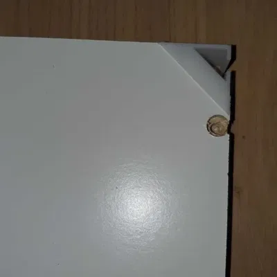 Kệ sách Ikea Billy với góc cắt cho dây điện