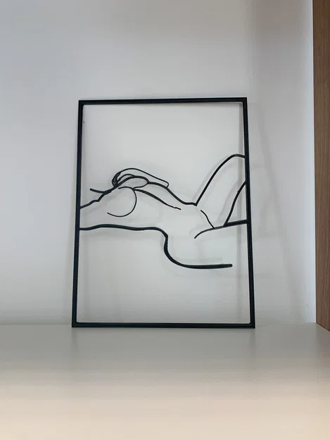 Silhouette cơ thể phụ nữ khỏa thân nằm trên nền tường - Image 1