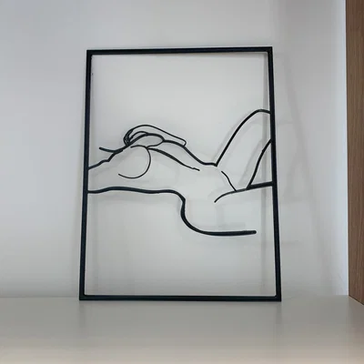 Silhouette cơ thể phụ nữ khỏa thân nằm trên nền tường