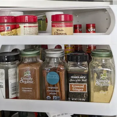 Giá đỡ gia vị kéo ra xoay cho tủ bếp tiện lợi