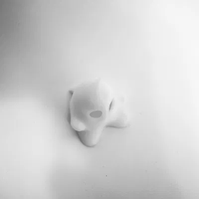 Ma nhỏ mũm mĩm với đôi mắt to và tư thế thân thiện