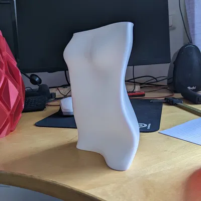 Tượng điêu khắc thân phụ nữ trong bình nghệ thuật