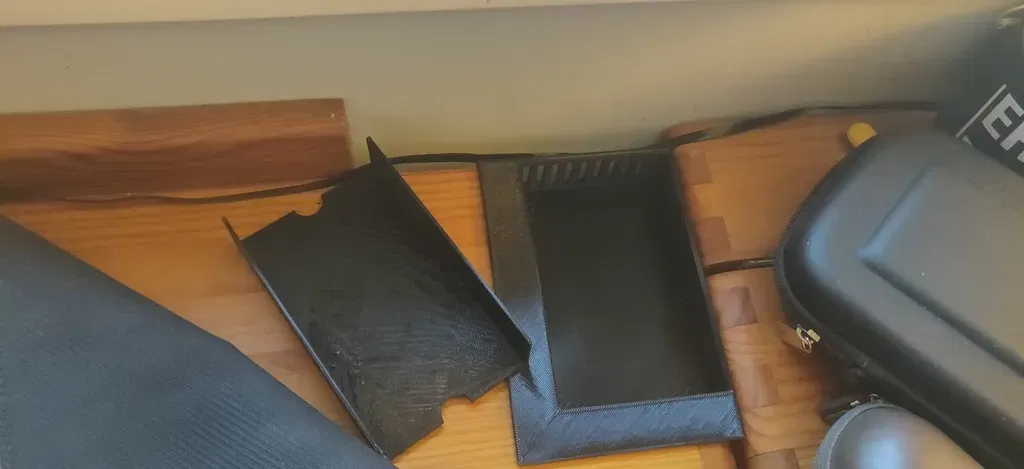 Hộp bí mật ẩn dưới bàn làm việc - Image 1