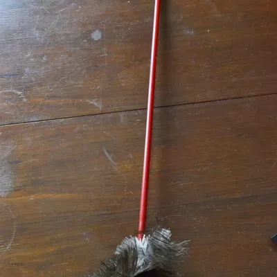 Giá đỡ cho chổi quét bụi kiểu dáng đơn giản