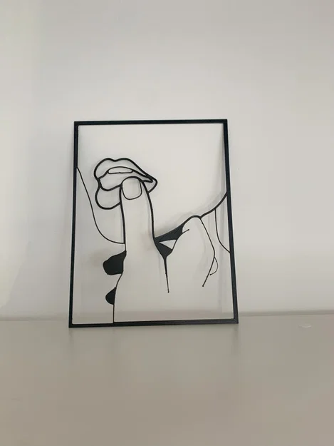 Bàn tay đàn ông giữ đôi môi phụ nữ - Image 1