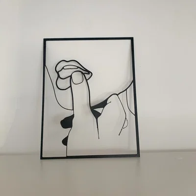 Bàn tay đàn ông giữ đôi môi phụ nữ