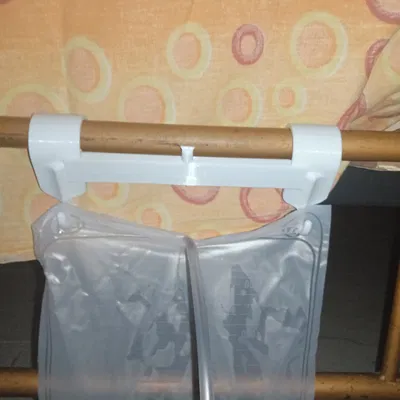 Gắn móc treo túi chứa nước tiểu cho catetere