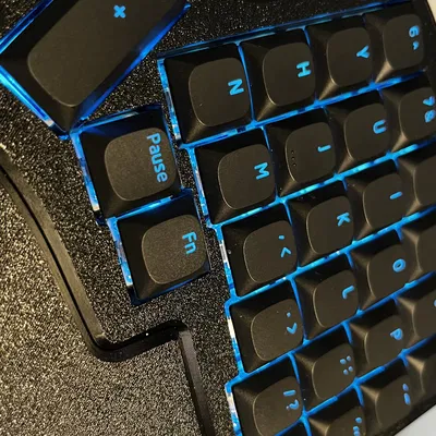 Vỏ bàn phím Iris với tựa tay và điều chỉnh độ nghiêng