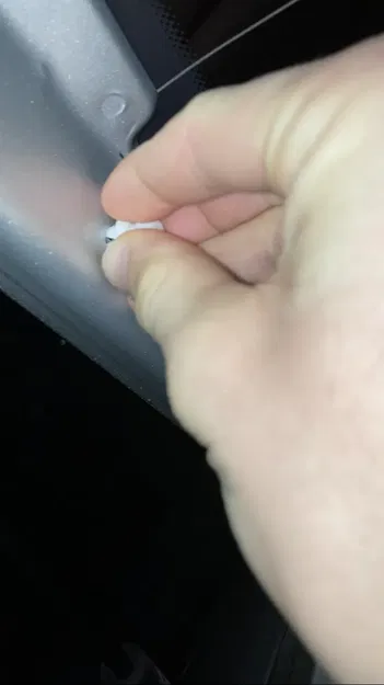 Chốt giữ bảng trong khoang hành lý Škoda Octavia thế hệ 1 - Image 1