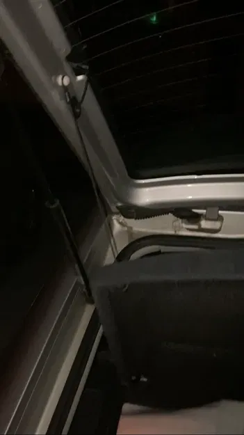 Chốt giữ bảng trong khoang hành lý Škoda Octavia thế hệ 1 - Image 2