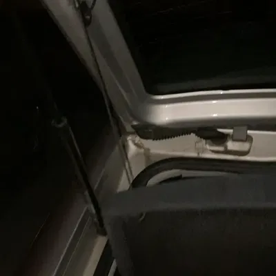 Chốt giữ bảng trong khoang hành lý Škoda Octavia thế hệ 1