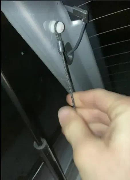 Chốt giữ bảng trong khoang hành lý Škoda Octavia thế hệ 1 - Image 4