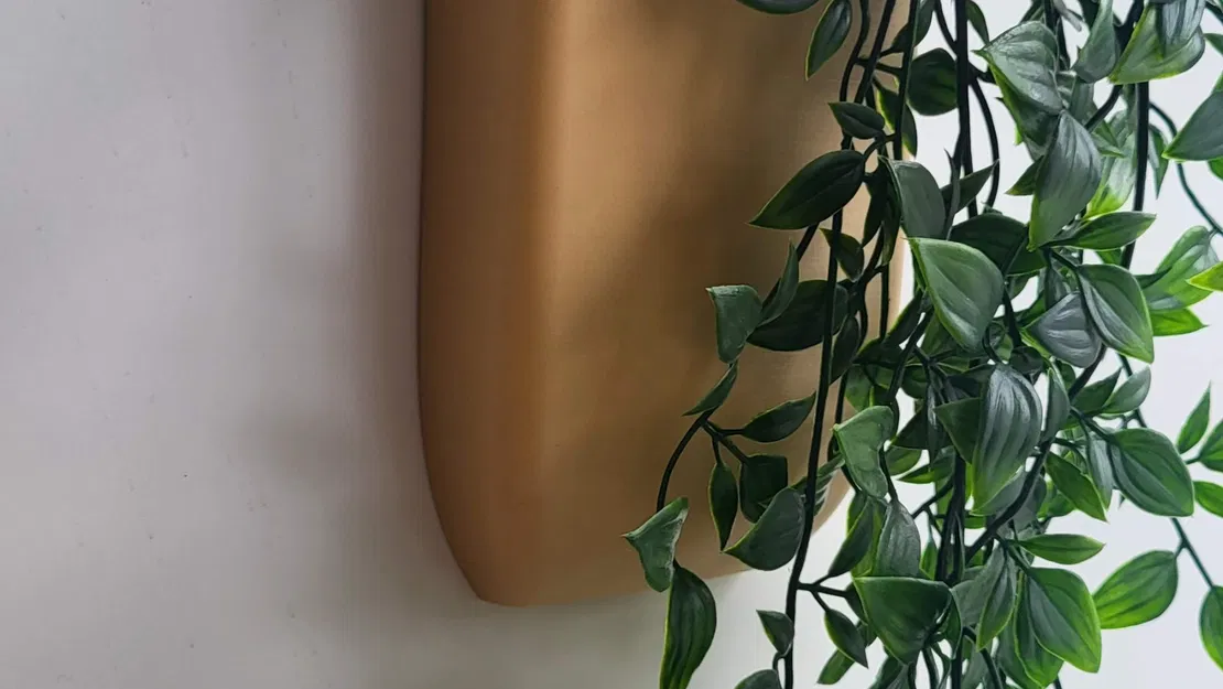 Bình hoa treo tường thiết kế mỏng gọn - Image 1