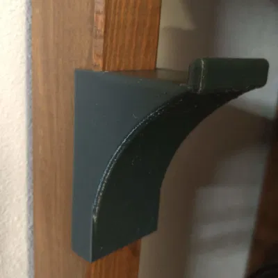 Giá đỡ tai nghe gắn vào giá đỡ hệ thống IVAR của Ikea