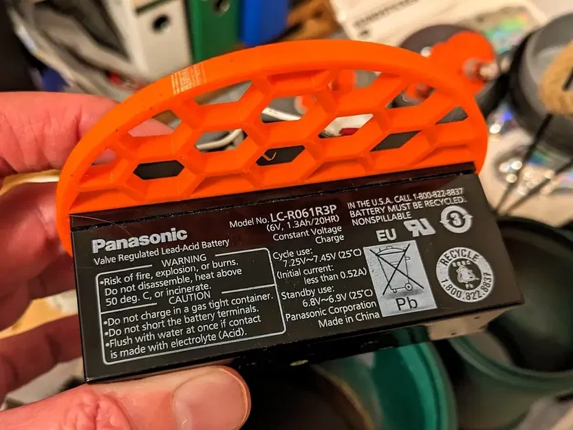 Giá đỡ pin cho khối Panasonic LC-R061R3P trong nắp ống HT DN 110 - Image 1