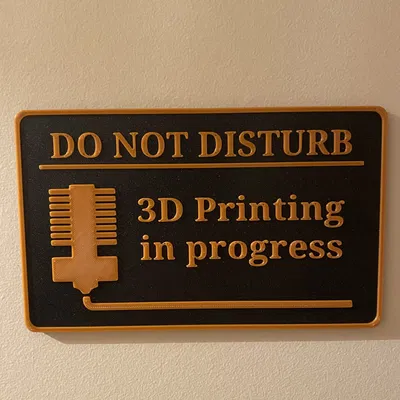 Biển hiệu "Không làm phiền, đang in 3D" cho phòng chơi của đàn...