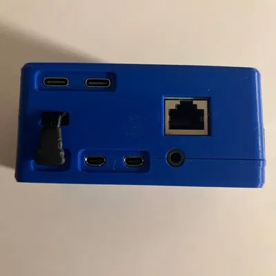 Vỏ PiKvm với kết nối RJ45 ATX và màn hình OLED