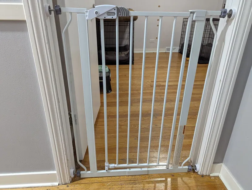 Giá đỡ gắn tường cho cổng an toàn trẻ em - Image 3