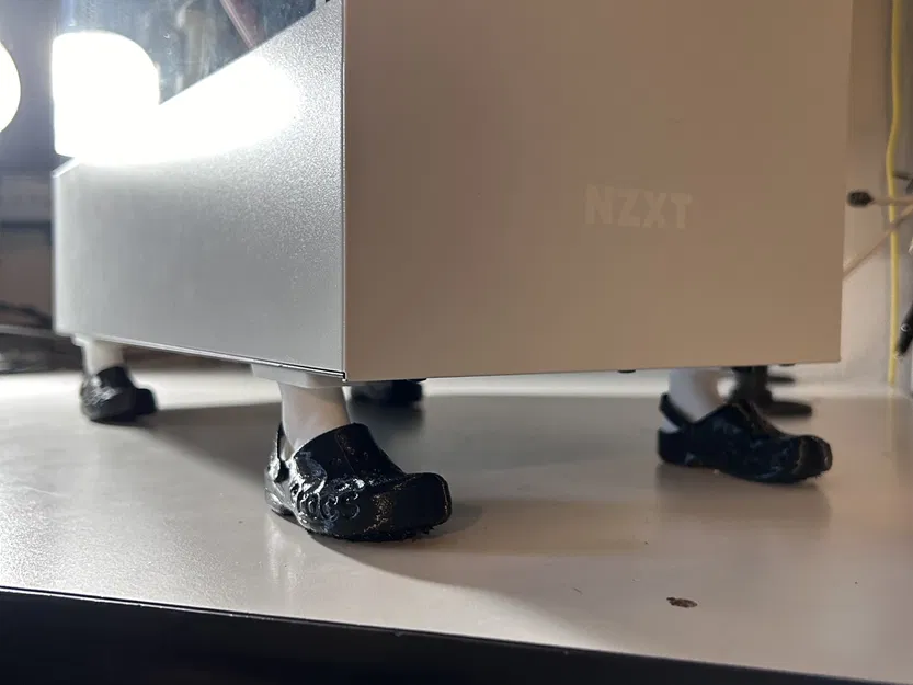 Đế chân PC với dép Crocs cho thùng máy NZXT 510 - Image 1