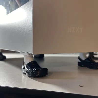 Đế chân PC với dép Crocs cho thùng máy NZXT 510