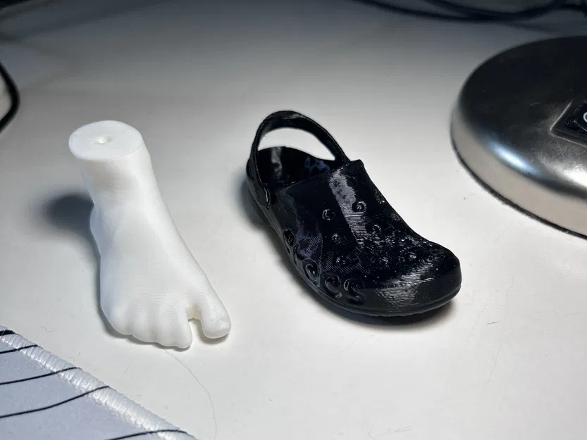 Đế chân PC với dép Crocs cho thùng máy NZXT 510 - Image 3