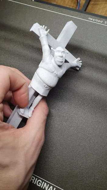 Nhân vật Shrek bị đóng đinh trong tác phẩm điêu khắc - Image 2