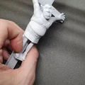 Nhân vật Shrek bị đóng đinh trong tác phẩm điêu khắc - Thumbnail 2