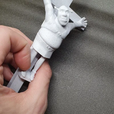 Nhân vật Shrek bị đóng đinh trong tác phẩm điêu khắc