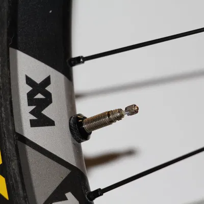 Công cụ mở van xe đạp cho hành trình ngoài trời