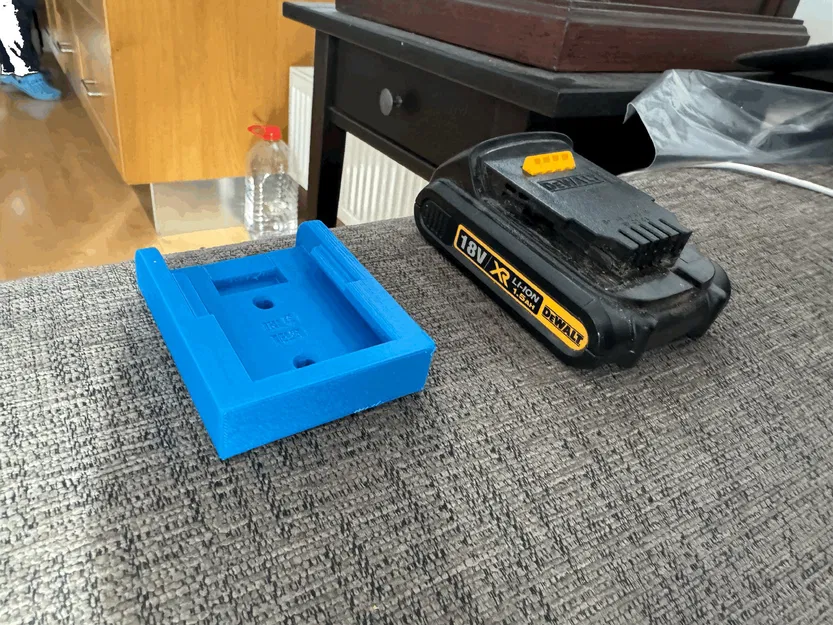 Giá đỡ pin DEWALT 18/56V XR treo tường cho dụng cụ điện - Image 3