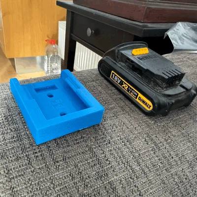 Giá đỡ pin DEWALT 18/56V XR treo tường cho dụng cụ điện