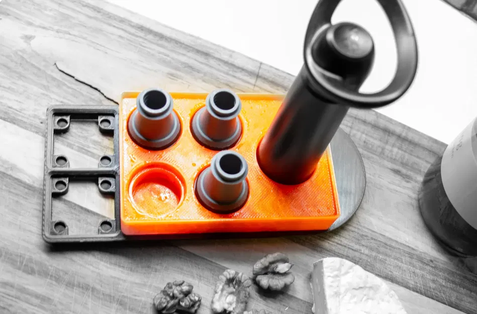 Giá đỡ Gridfinity cho máy bơm chân không Vacu Vin và nắp đậy - Image 1