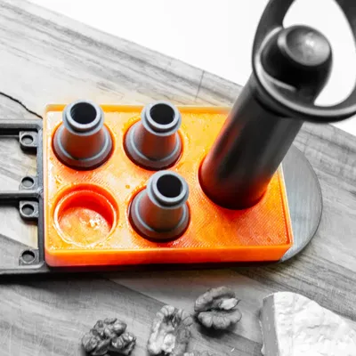 Giá đỡ Gridfinity cho máy bơm chân không Vacu Vin và nắp đậy